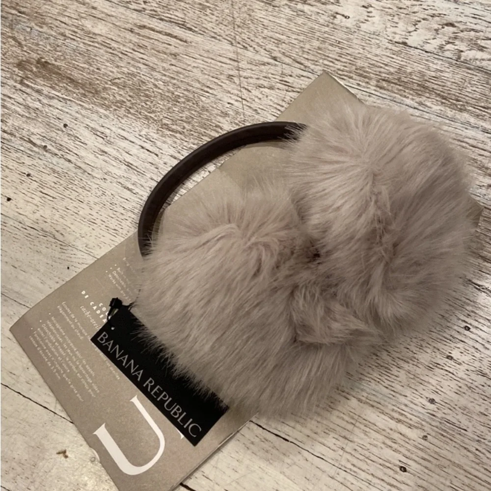 BANANA REPUBLIC Faux fur light grey earmuffs WITH HEADPHONES PORTS
NO CORD - Picture 2 of 8